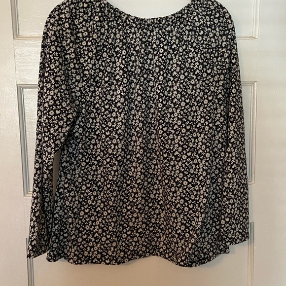 Madison Grey pullover black and white top. - Picture 2 of 3